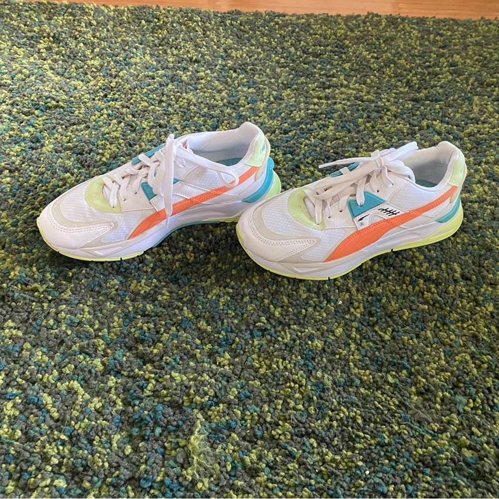 White puma sneakers
